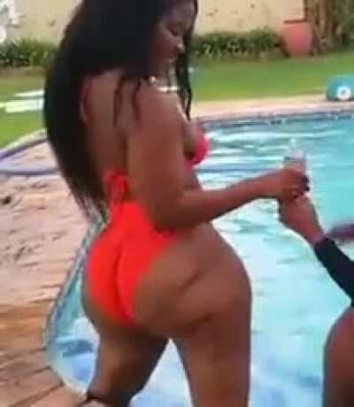 Lemo_Lucia... Chilling poolside