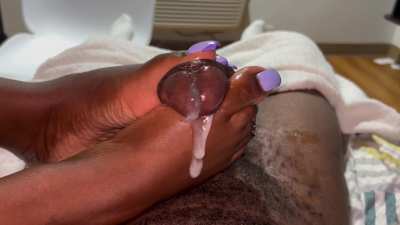 Her size 12s squeezed it outta me 😩