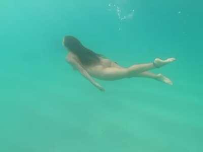 Would you go skinny dipping with me?😜