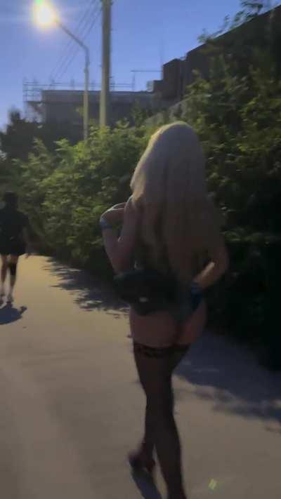 Ohduckhwa walking all sexy 