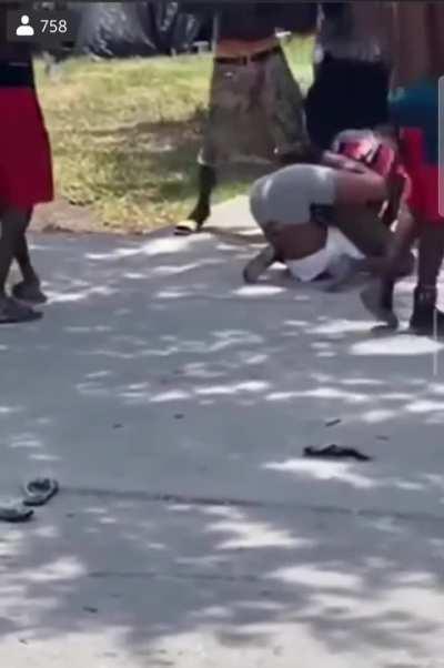 Girl beats up robber in the street