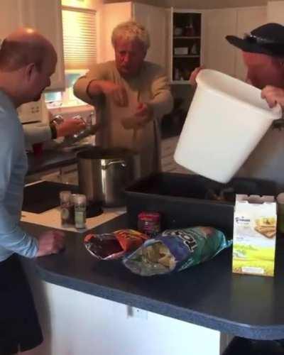 mAN faIls TO coOK cRAB aND fUCkiNG dieS