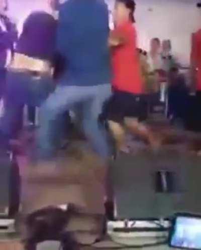 Celoso el tipo. Show de Uriel Lozano en Entre Ríos, sube la mujer del pelado y le come la boca..