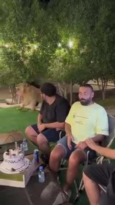 His expression, priceless.. i am scared too!