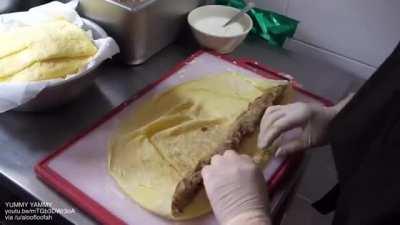 Interesting egg-frying technique for making wraps