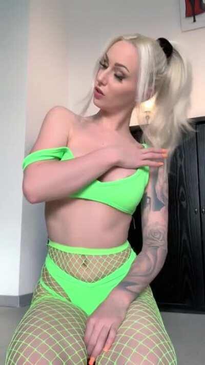 Fishnet Striptease 😍😏