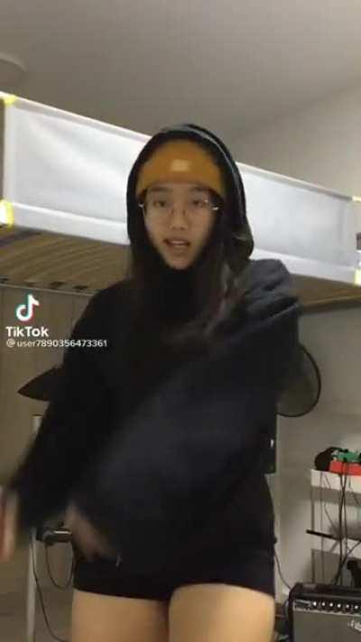 She's got the skills to pay the bills 👌💯😎