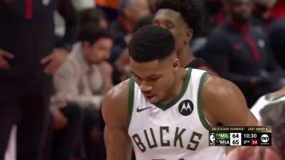 [Highlight] Shaq tries to Bet on Giannis Free Throws - BR