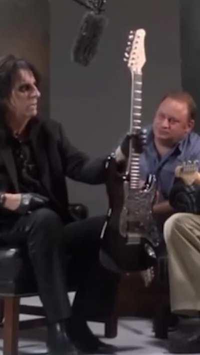 alice cooper reflects on a great jeff beck moment when thinking about 'who is the best guitar player?'
