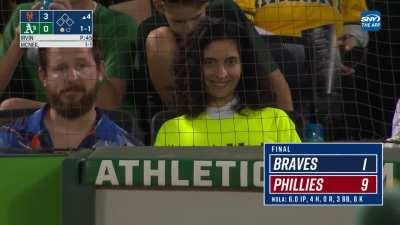 [Highlight] [highlight] SNY cameras keep focusing on a fan in a green shirt behind homeplate