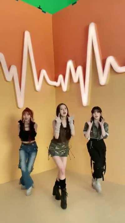 [230411] Yujin, Chaehyun & Youngeun TikTok update: I’m so Giddy 😻 and you?#Giddychallenge [LOVESTRUCK!]