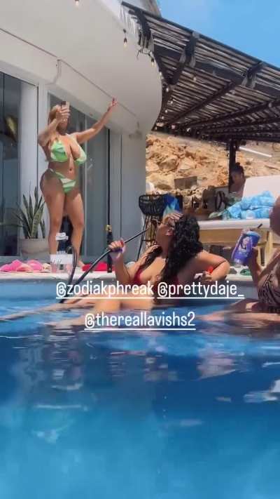 Lavish Styles & her friends - Poolparty (part 1)
