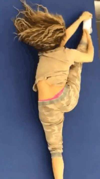 Shakira stretching out she's so hot 🔥
