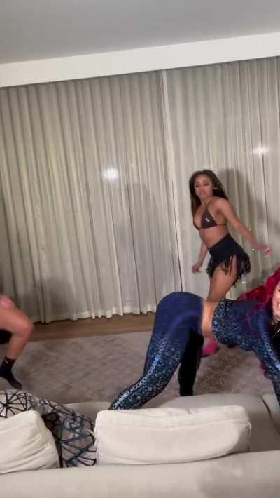 Saweetie twerking her fat ass