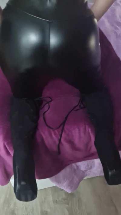 What do you think of how these leggings look on me?😈💞