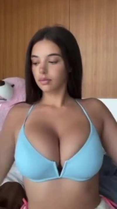 Amber’s tits are in the way