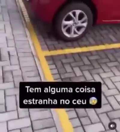 Tem alguma coisa estranha no céu