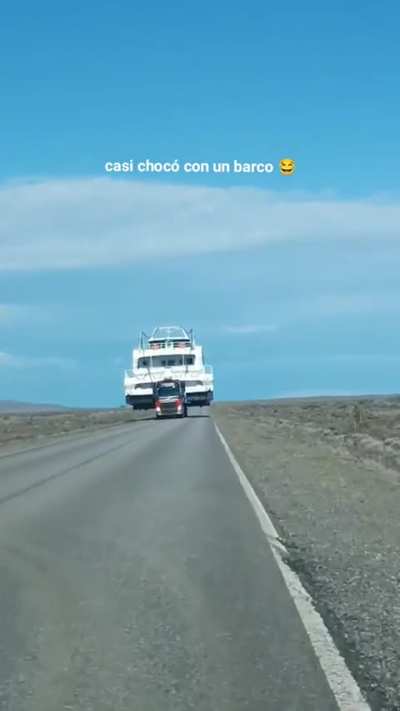 Circulaban por rutas santacruceñas y se cruzaron de frente con un barco gigante que los obligó a tirarse a la banquina