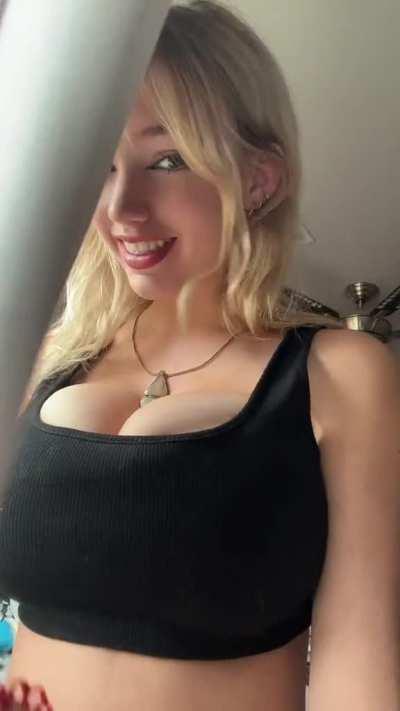 Her tummy is amazing😩