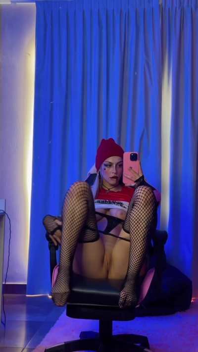 come smell my feet while my bf uses me freak