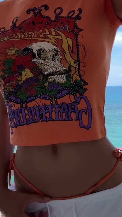 Kimoriiii teasing her tummy