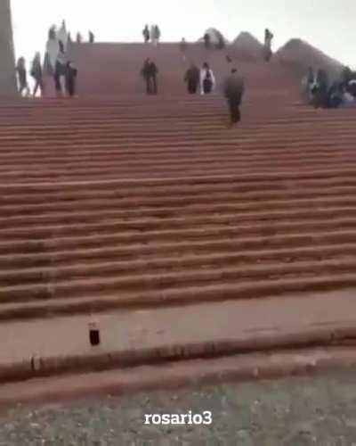 Un ciclista que bajó a gran velocidad por la escalinata del Parque España en Rosario, terminó impactando contra el piso.