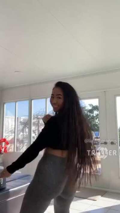 Oh... my fucking goodness bitch needs to come out with a porn vid ASAP