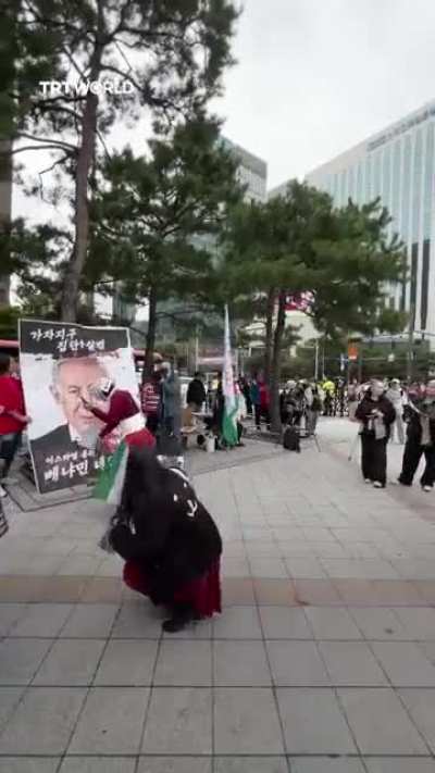 Protesters in South Korea throw shoes at Netanyahu&rsquo;s picture