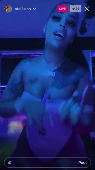 She’s mad sexy 😩😩