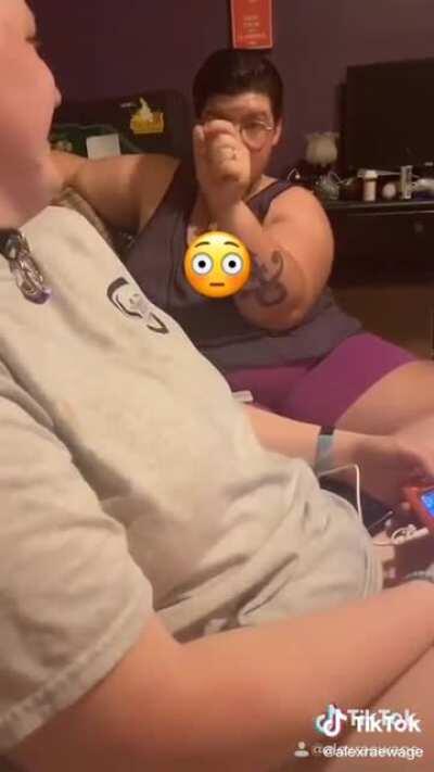 It's our favourite cringe family again 🤗