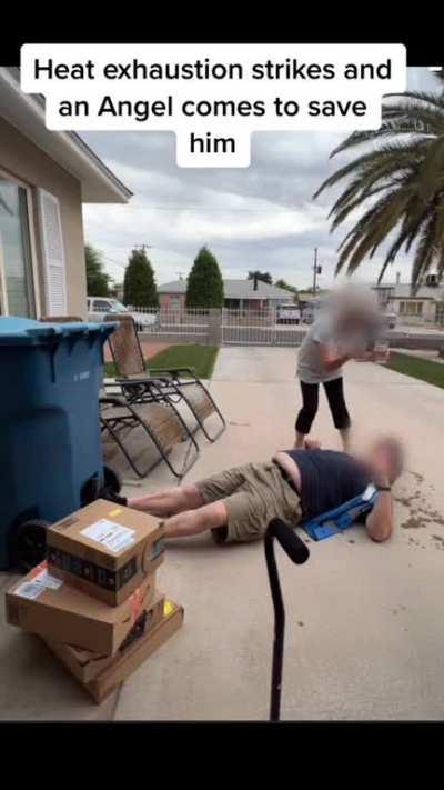 Woman helps amazon delivery driver suffering from heat exhaustion.