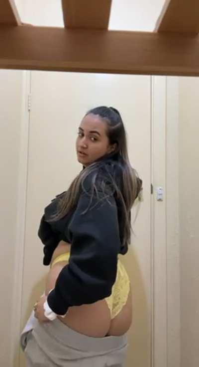 Who would’ve thought I was wearing yellow under my baggy clothes 👀