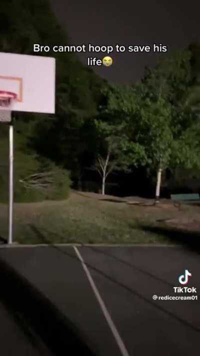 Quase que ele acerta