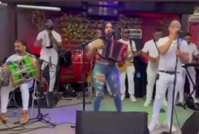 Hazme como el perro bebe agua