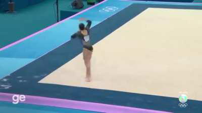 Julia Soares no solo ao som de Raça Negra