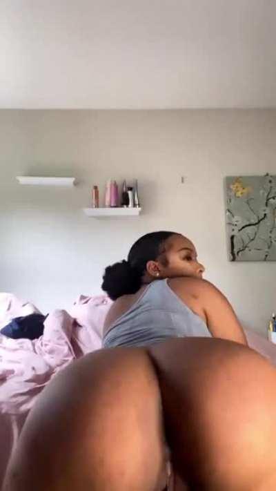 Anybody knows her ? 🙏🏾