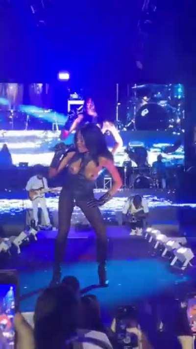 Azealia Banks: Topless (NSFW)