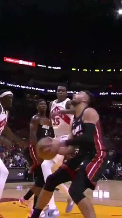 No look needed for this slick assist 👀