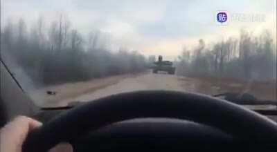 俄罗斯人能处 水柜主动避让家用小汽车