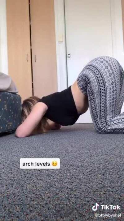 Look at her fucking ARCH. FUCK 😍