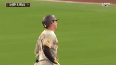 [Highlight] [Highlight] Ha-Seong Kim golfs one out off of Eddie Rosario's glove to make it 8-0 Padres.