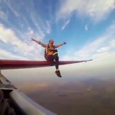 WOMAn FAllS TO her dEath aFTer piLotS IGnOrE HEr aGOniZiNg sCReAms