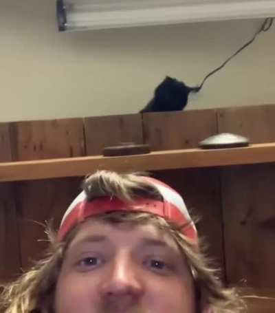 На сьемку у него значит времени хватает! А меня покормить нет ?