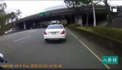 Truck refuse to yield, get smashed by thugs with baseball bat