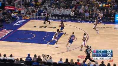 [Highlight] Curry lasers the bounce pass in transition to Wiggins who dunks it home