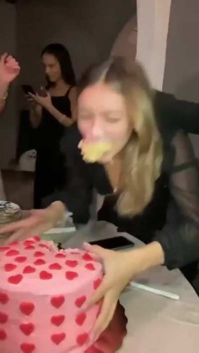 El cuy sólo quería su pastel :(