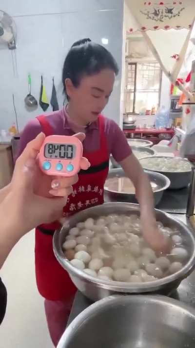 She peeled 91 eggs in 60 seconds