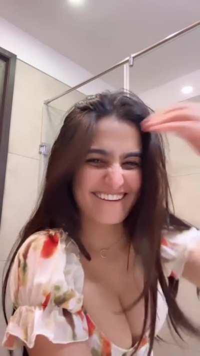 She is back with yet another tempting view of her deeeeep valley!! 😋🤤