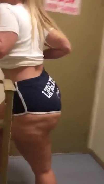 Some of her yamz walking up the steps in shorts 🍠😅