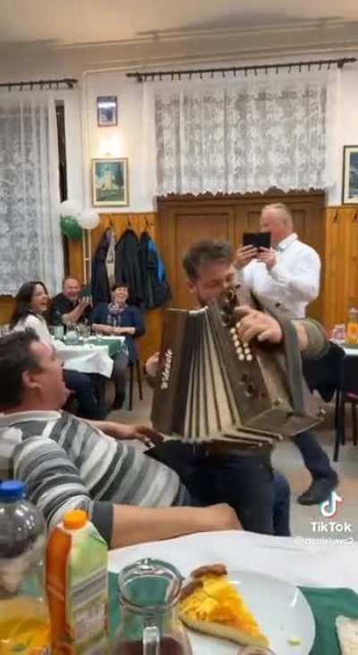 Najbolj normalna slovenska zabava